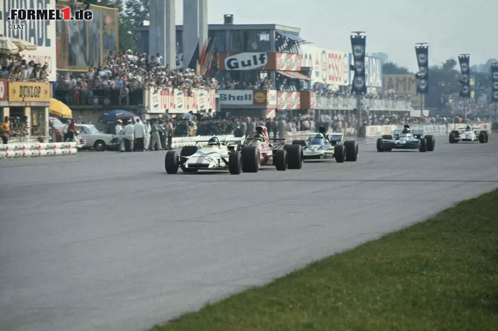 Foto zur News: Der Vorsprung von Peter Gethin auf Ronnie Peterson im Ziel des Grand Prix 1971 betrug 0,01 Sekunden. Zusammen mit Rubens Barrichellos Vorsprung von 0,011 Sekunden auf Michael Schumacher beim US-Grand-Prix 2002 ist dies der geringste Abstand eines Siegers in der Geschichte der Formel 1. Da die Zeiten erst später von zwei auf drei Dezimalstellen umgestellt wurden, ist es unmöglich zu wissen, welcher Sieg knapper war.