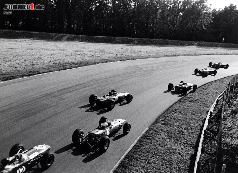 Foto zur News: Der Italien-Grand-Prix 1965 hält den Rekord für die meisten Führungswechsel. Das Windschatten-Rennen hatte ganze 41 Führungswechsel zwischen Jackie Stewart, BRM-Teamkollege Graham Hill, Lotus-Pilot Jim Clark und Ferraris John Surtees. Beim Fallen der karierten Flagge war Stewart vorne, der sich seinen ersten Formel-1-Sieg holte.