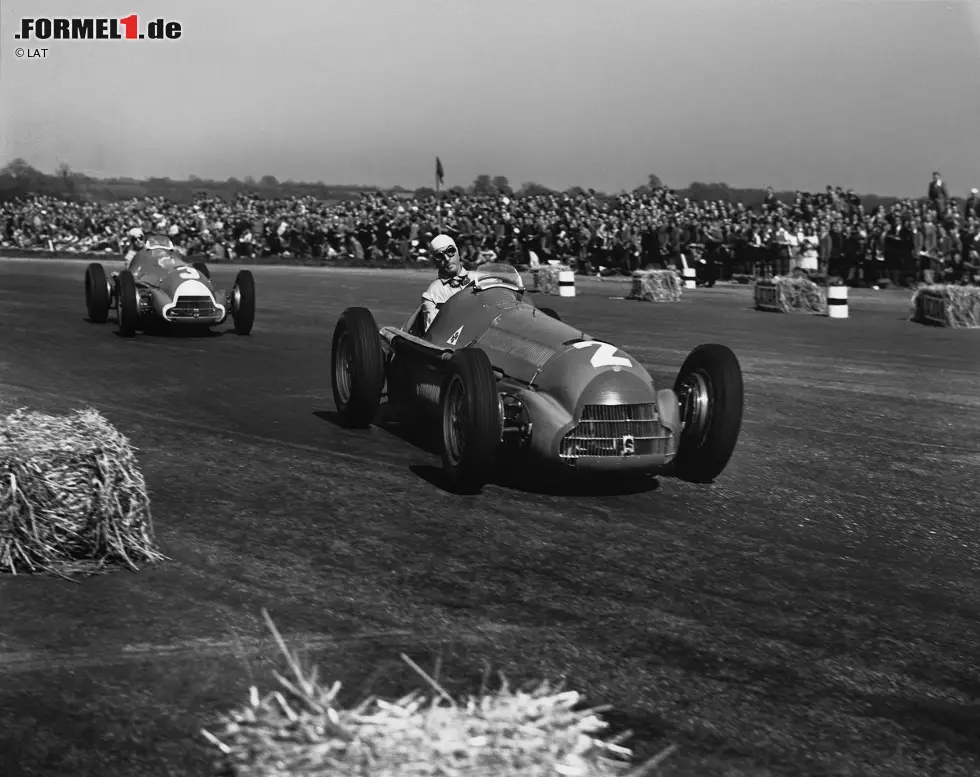 Silverstone richtete 1950 den ersten britischen Grand Prix der modernen Ära aus und blieb bis 1954 Veranstaltungsort. Von 1955 bis 1962 teilte man sich den Event mit Aintree, zwischen 1963 und 1986 mit Brands Hatch. Seit 1987 ist Silverstone der einzige Austragungsort des Events. Foto zur News: Silverstone richtete 1950 den ersten britischen Grand Prix der modernen Ära aus und blieb bis 1954 Veranstaltungsort. Von 1955 bis 1962 teilte man sich den Event mit Aintree, zwischen 1963 und 1986 mit Brands Hatch. Seit 1987 ist Silverstone der einzige Austragungsort des Events.