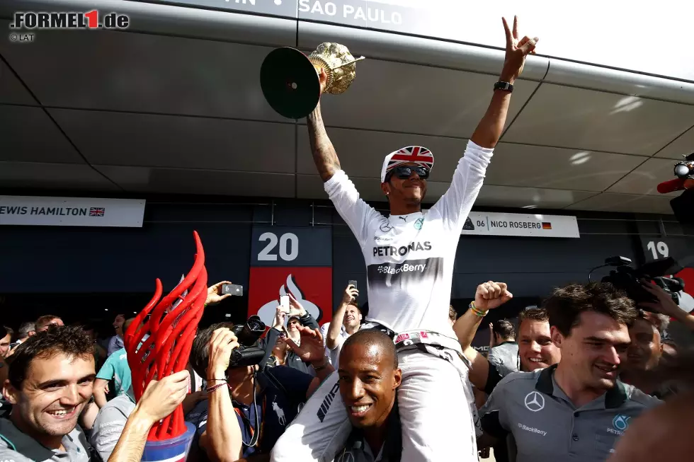 Lewis Hamiltons Sieg von Startplatz sechs im vergangenen Jahr war die schlechteste Startposition eines Großbritannien-Siegers, seit Carlos Reutemann 1978 von Rang acht gewann - wenn auch in Brands Hatch. Um einen Silverstone-Sieger zu finden, der von noch weiter hinten gestartet ist, muss man bis 1975 zurückgehen, als Emerson Fittipaldi McLarens zweiten Großbritannien-Sieg von Startplatz sieben aus holte. Foto zur News: Lewis Hamiltons Sieg von Startplatz sechs im vergangenen Jahr war die schlechteste Startposition eines Großbritannien-Siegers, seit Carlos Reutemann 1978 von Rang acht gewann - wenn auch in Brands Hatch. Um einen Silverstone-Sieger zu finden, der von noch weiter hinten gestartet ist, muss man bis 1975 zurückgehen, als Emerson Fittipaldi McLarens zweiten Großbritannien-Sieg von Startplatz sieben aus holte.