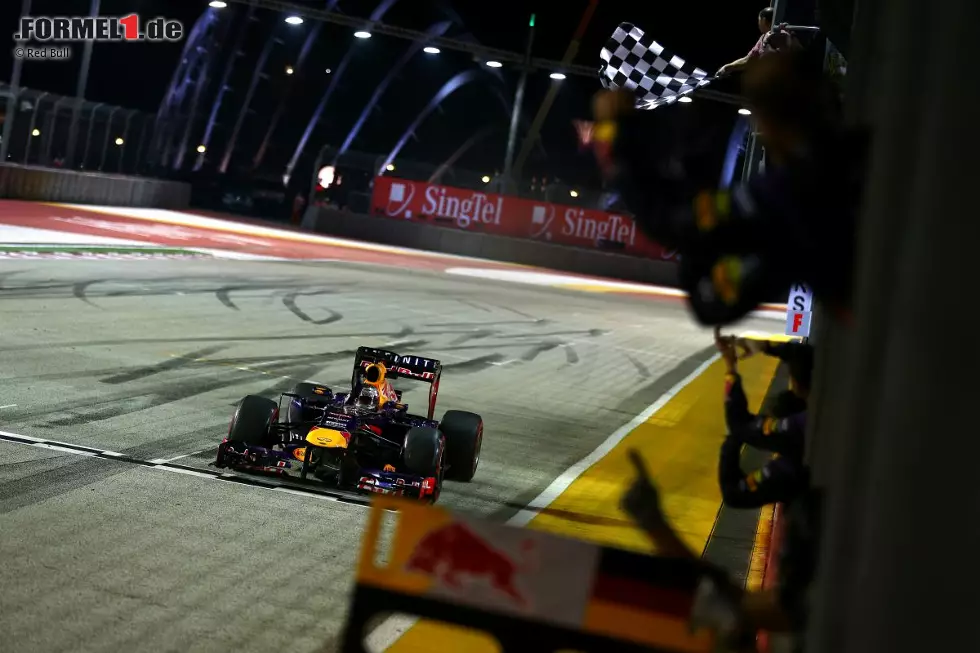 Foto zur News: Singapur ist normalerweise der längste Grand Prix des Jahres. Jedes Formel-1-Rennen auf dem Marina Bay Street Circuit kam mindestens bis auf vier Minuten an die Obergrenze von zwei Stunden heran. Wird die Zeitgrenze überschritten, wird der Führende beim Überfahren der Kontrolllinie in der Runde abgewunken, in der die Zwei-Stunden-Periode endet.