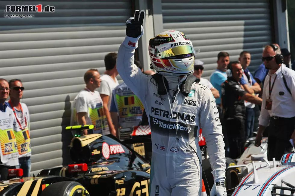 Hamilton kann an diesem Wochenende eine weitere Marke einstellen. Sollte er sich am Samstag die Pole-Position holen, dann würde er mit Sennas Rekord der meisten Poles in Folge gleichziehen. Der Brasilianer holte zwischen dem Spanien-Grand-Prix 1988 und dem US-Grand-Prix 1989 acht Poles in Serie. Hamiltons Pole in Italien hat ihm schon den Rekord der meisten Poles in Folge in einer Saison beschert. Zusammen mit Alain Prost, der zwischen Südafrika und Kanada 1993 siebenmal von vorne startete, hält er nun diese Bestmarke. Foto zur News: Hamilton kann an diesem Wochenende eine weitere Marke einstellen. Sollte er sich am Samstag die Pole-Position holen, dann würde er mit Sennas Rekord der meisten Poles in Folge gleichziehen. Der Brasilianer holte zwischen dem Spanien-Grand-Prix 1988 und dem US-Grand-Prix 1989 acht Poles in Serie. Hamiltons Pole in Italien hat ihm schon den Rekord der meisten Poles in Folge in einer Saison beschert. Zusammen mit Alain Prost, der zwischen Südafrika und Kanada 1993 siebenmal von vorne startete, hält er nun diese Bestmarke.