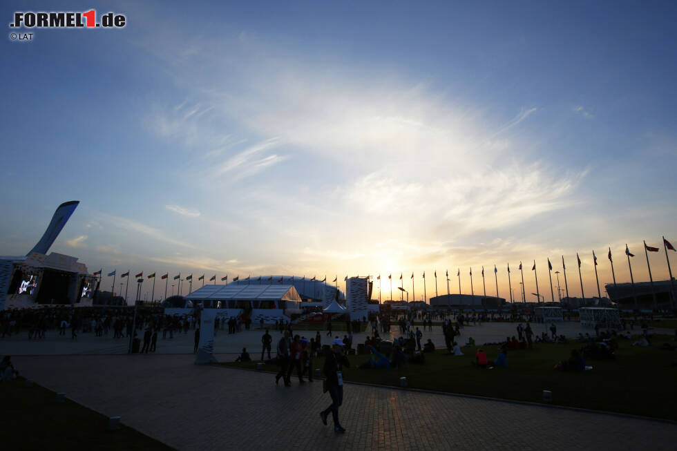 Foto zur News: Das Sochi Autodrom führt durch den Olympischen Park, der für die Olympischen Winterspiele 2014 angelegt wurde. Es ist einer von vielen Formel-1-Kursen, der Olympischen Hintergrund hat...