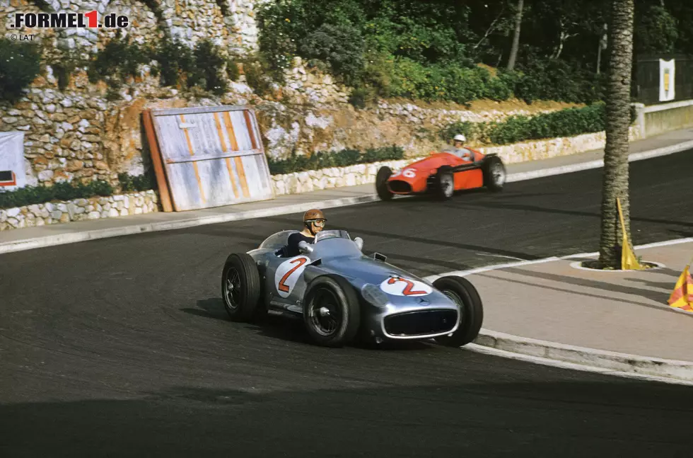 Foto zur News: Gleichzeitig holt sich der Kurs an diesem Wochenende den alleinigen dritten Platz bei den Strecken zurück, die ohne Unterbrechung im Kalender der Formel 1 stehen. Monaco, das seit 1955 (Foto) ohne Pause im Kalender ist, bringt es auf 61 Rennen in Folge und führt die Liste an. Es folgt Monza mit 34 Rennen in Folge und 64 insgesamt. Silverstone liegt aktuell ebenfalls auf Rang drei, nachdem man zuletzt zum 29. Mal in Folge den Großen Preis von Großbritannien ausrichtete. Insgesamt war man bereits 49 Mal Austragungsort des Events.