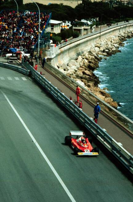 Foto zur News: Das zweiterfolgreichste Team in Monaco ist Ferrari mit acht Siegen. Lotus steht bei sieben Erfolgen, wozu auch der erste Sieg des Teams zählt - aus dem Jahr 1960. Stirling Moss gewann damals.
