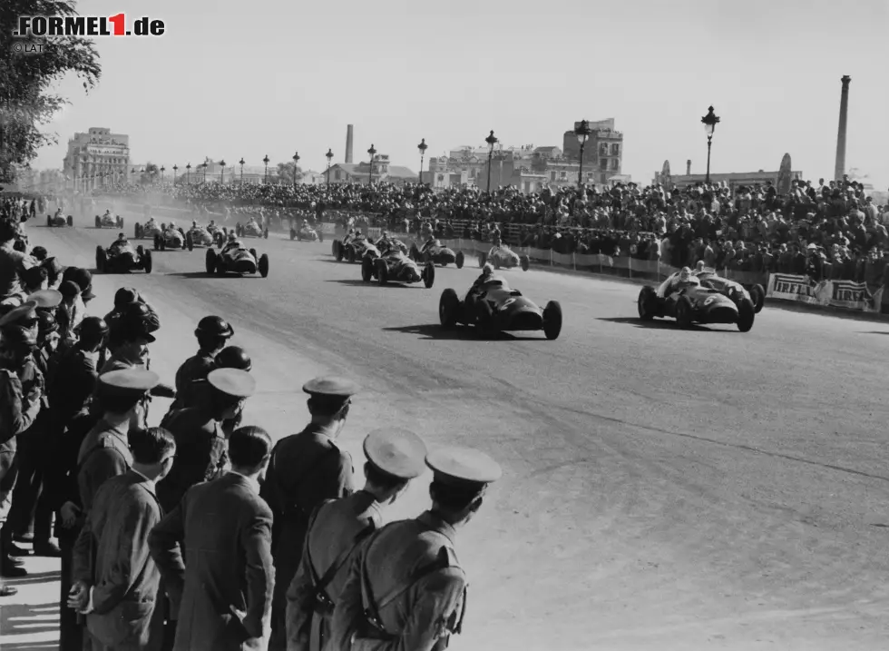 Foto zur News: Der Große Preis von Spanien wird insgesamt zum 45. Mal ausgetragen. Der Circuito del Jarama in Madrid war zwischen 1968 und 1981 neunmal Gastgeber. Auf dem Circuito de Jerez fand der Grand Prix zwischen 1986 und 1997 fünfmal statt und auf dem Circuit de Montjuic in Barcelona wurde zwischen 1969 und 1975 viermal gefahren. Die ersten beiden Male fand der Grand Prix 1951 (Foto) und 1954 auf dem Pedrables Straßenkurs in Barcelona statt.