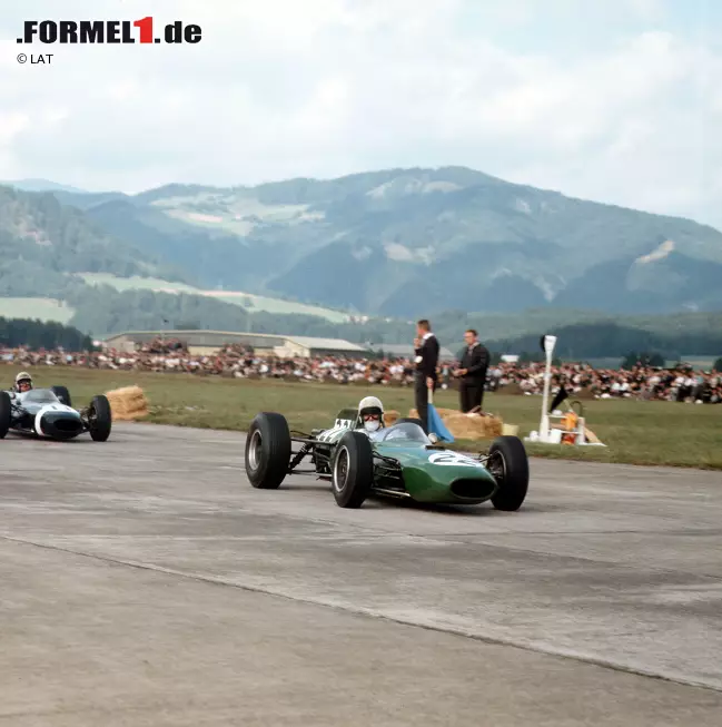 Foto zur News: Der Große Preis von Österreich wurde an zwei Orten und auf drei Rennstrecken abgehalten. Auf dem Militärflugplatz von Zeltweg fand 1964 das erste Rennen statt. 1970 wurde der Lauf an den neugebauten Österreichring verlegt, wo er bis 1987 dauerhaft im Kalender war. Eine abgespeckte Version der Strecke hielt den wiederbelebten Österreich-Grand-Prix zwischen 1997 und 2003 ab. Umbenannt in Red-Bull-Ring, ist sie nun seit 2014 wieder Gastgeber.