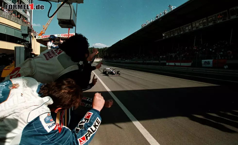 Die Pole-Position hat sich in Spielberg als nicht wichtig erwiesen. Jacques Villeneuve (1997), Mika Häkkinen (2000) und Michael Schumacher (2003) sind die einzigen Fahrer, die von Pole gewonnen haben. Allerdings ist jeder Gewinner von einer ungeraden Nummer aus von der linken Seite im Grid gestartet. Zusätzlich zu den Pole-Gewinnern waren vier Fahrer von Rang drei aus siegreich: Häkkinen (1998), Eddie Irvine (1999), Schumacher (2002) und Rosberg (2014). Der Sieger, der am weitesten hinten gestartet ist, war David Coulthard, der 2001 von Rang sieben aus losfuhr. Foto zur News: Die Pole-Position hat sich in Spielberg als nicht wichtig erwiesen. Jacques Villeneuve (1997), Mika Häkkinen (2000) und Michael Schumacher (2003) sind die einzigen Fahrer, die von Pole gewonnen haben. Allerdings ist jeder Gewinner von einer ungeraden Nummer aus von der linken Seite im Grid gestartet. Zusätzlich zu den Pole-Gewinnern waren vier Fahrer von Rang drei aus siegreich: Häkkinen (1998), Eddie Irvine (1999), Schumacher (2002) und Rosberg (2014). Der Sieger, der am weitesten hinten gestartet ist, war David Coulthard, der 2001 von Rang sieben aus losfuhr.