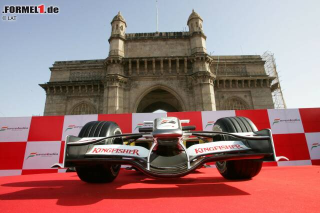 Foto zur News: 2008: Am Gateway of India in Mumbai hat alles begonnen. Dort stellte Force India 2008 den ersten Formel-1-Wagen des Teams vor, den VJM01. Und wie alle seine Nachfolger, so ist schon das erste Auto nach Teamchef und Teameigner Vijay Mallya benannt.