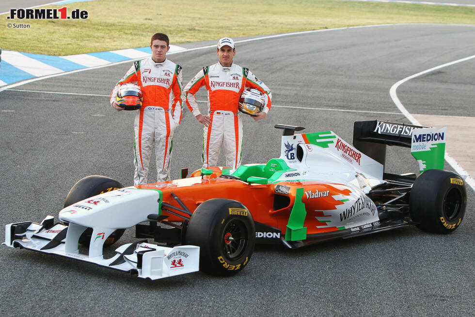 Foto zur News: 2011: Der VJM04 von Force India wird in Jerez der Öffentlichkeit präsentiert. Die Formel-1-Piloten Adrian Sutil und Paul di Resta posieren mit dem Rennwagen vor dem Beginn der Wintertests in der Boxengasse. Neuer Testfahrer ist Nico Hülkenberg.