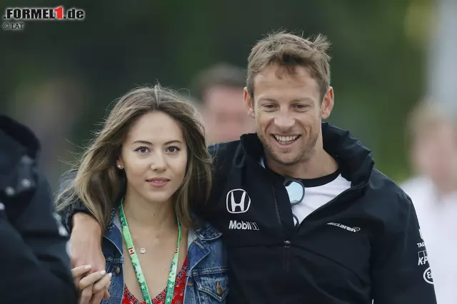 Foto zur News: Die erste Lovestory gab es schon am Neujahrstag zu vermelden, als sich Jenson Button (McLaren) und sein japanisch-argentinisches Unterwäsche-Modell Jessica Michibata auf Hawaii das Ja-Wort gaben. Britische Medien berichteten von einer stilvollen Hochzeit im engsten Freundeskreis. Dem 'Hello-Magazin' erzählte die Braut: "Ich habe ein paar Mal geweint, aber am meisten als Jenson über seinen Vater sprach."