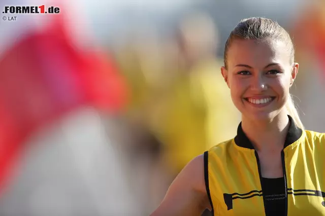 Foto zur News: Auch wenn die Zeit der Boxenluder vorbei ist und die der Rennfahrerinnen begonnen hat, gehören sie gehören zum Formel-1-Zirkus wie Reifen, Benzin und die schwarz-weiß-karierte Flagge: Die Schönheiten an der Seite der Piloten und in der Mitte der Startaufstellung. Die Saison 2015 hatte von ihnen eine Menge zu bieten, davon zwei neuerdings mit Ehering am Finger und sogar einige, die als "Gridboys" nicht dem weiblichen Geschlecht angehörten. Sehr zum Missfallen Sebastian Vettels...