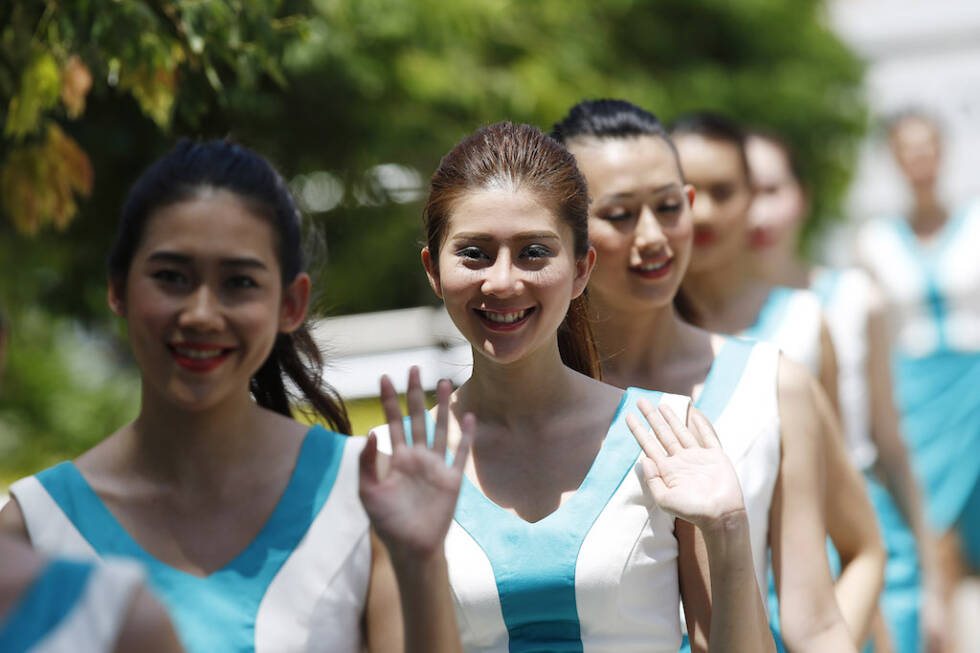 Foto zur News: Asiatischer Schick: Während die Gridgirls in Malaysia brav in die Kamera winkten...