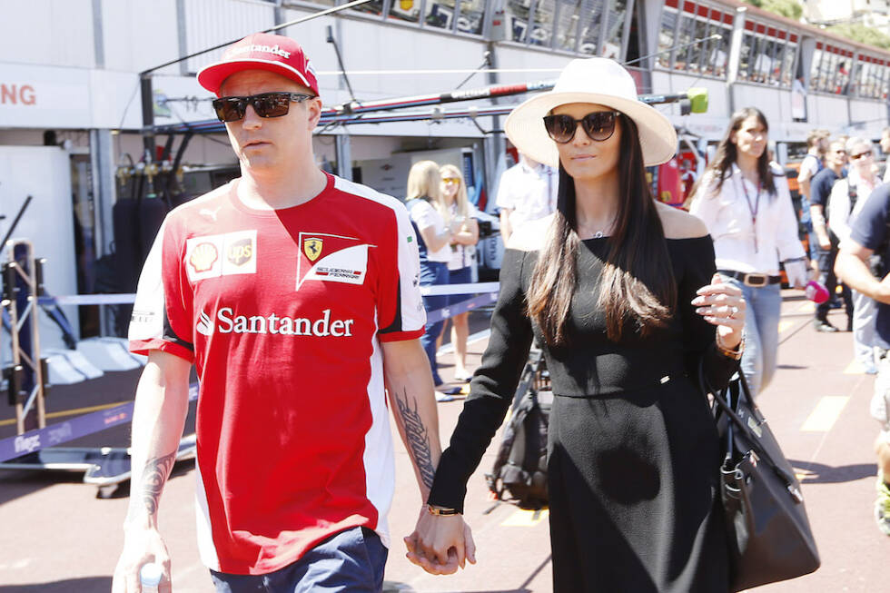 Foto zur News: ... und Kimi Räikkönen (Ferrari) mit seiner Ex-Stewardess Minttu Virtanen.