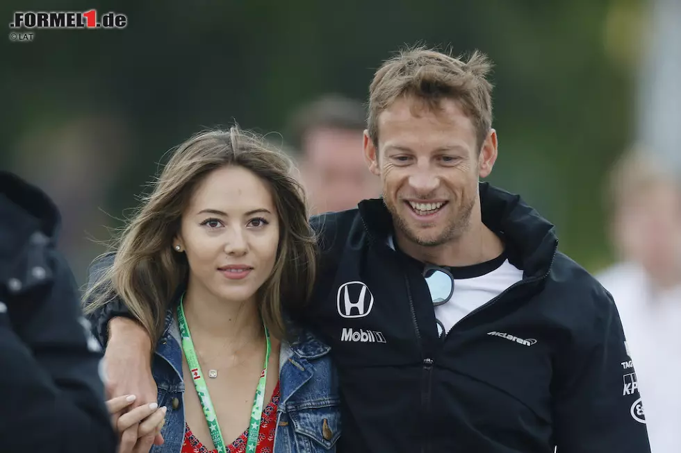 Foto zur News: Die erste Lovestory gab es schon am Neujahrstag zu vermelden, als sich Jenson Button (McLaren) und sein japanisch-argentinisches Unterwäsche-Modell Jessica Michibata auf Hawaii das Ja-Wort gaben. Britische Medien berichteten von einer stilvollen Hochzeit im engsten Freundeskreis. Dem &#039;Hello-Magazin&#039; erzählte die Braut: &quot;Ich habe ein paar Mal geweint, aber am meisten als Jenson über seinen Vater sprach.&quot;