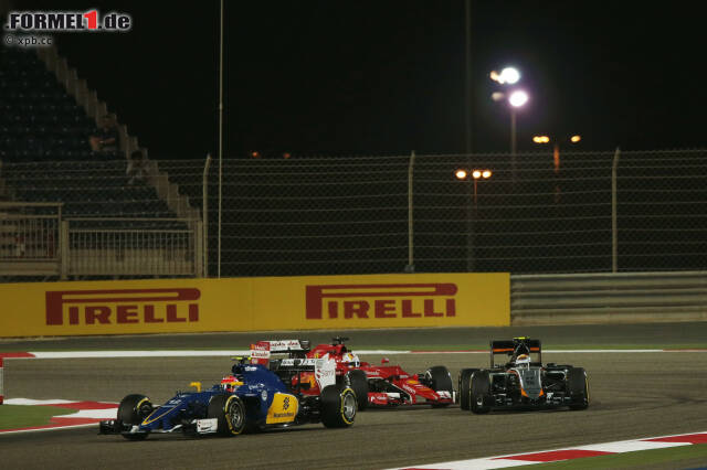 Foto zur News: ... und das schon im Freitagstraining: Sebastian Vettel kollidiert beim Rausfahren aus der Box mit Sergio Perez, tobt im ersten Moment über den "fucking" Force-India-Fahrer. TV-Replays decken auf: Ferrari hat ihn mit losem Vorderrad aus der Box geschickt. Eigentlich eine klare Grid-Strafe. Aber die FIA-Rennkommissare lassen das "unsafe release" ungeahndet.