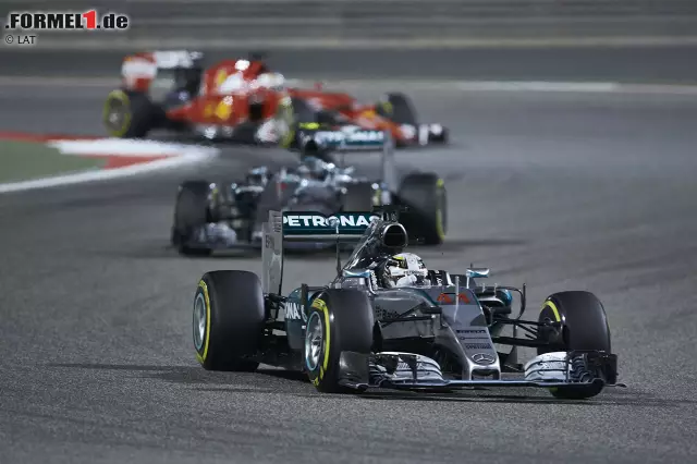 Hamilton kommt in der 16. Runde 0,6 Sekunden vor Rosberg zurück auf die Strecke - und wundert sich: "Was ist mit meinem Vorsprung passiert?" Aber der Mercedes-Pilot fährt weltmeisterlich und schüttelt Rosberg sofort aus der DRS-Sekunde ab. Foto zur News: Hamilton kommt in der 16. Runde 0,6 Sekunden vor Rosberg zurück auf die Strecke - und wundert sich: "Was ist mit meinem Vorsprung passiert?" Aber der Mercedes-Pilot fährt weltmeisterlich und schüttelt Rosberg sofort aus der DRS-Sekunde ab.