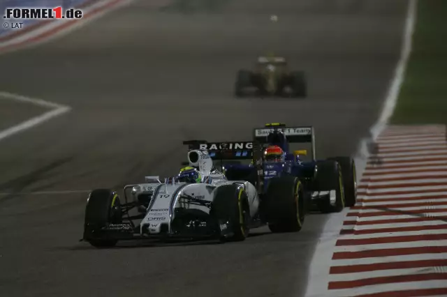 Weiter hinten sorgt Sauber-Rookie Felipe Nasr einmal mehr für Furore. Außen antäuschen, innen vorbeiziehen gegen Landsmann Felipe Massa im Kampf um Platz zehn! Foto zur News: Weiter hinten sorgt Sauber-Rookie Felipe Nasr einmal mehr für Furore. Außen antäuschen, innen vorbeiziehen gegen Landsmann Felipe Massa im Kampf um Platz zehn!