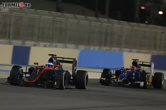 Wenig später schnappt sich Nasr auch Fernando Alonso, der mit unterlegenem Topspeed des McLaren-Honda nur Kanonenfutter ist, und Nico Hülkenberg. Der kann aus seinem überraschenden achten Startplatz im Rennen nichts machen: "Überhaupt kein Grip." Foto zur News: Wenig später schnappt sich Nasr auch Fernando Alonso, der mit unterlegenem Topspeed des McLaren-Honda nur Kanonenfutter ist, und Nico Hülkenberg. Der kann aus seinem überraschenden achten Startplatz im Rennen nichts machen: "Überhaupt kein Grip."