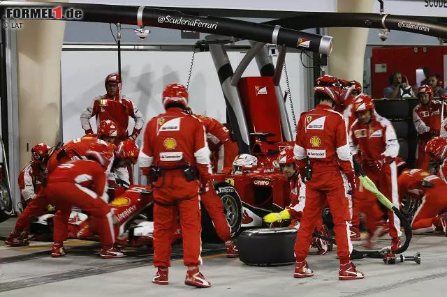 Vor dem zweiten Reifenwechsel muss Rosberg zwei Runden länger draußen bleiben als Vettel - und fällt wieder hinter den Ferrari-Fahrer zurück. Aber Rosberg überholt Vettel ein drittes Mal, weil dieser in der Zielkurve nach außen rutscht. Das macht einen Frontflügel-Wechsel erforderlich. Das Podium rückt durch den zusätzlichen Boxenstopp in weite Ferne. Foto zur News: Vor dem zweiten Reifenwechsel muss Rosberg zwei Runden länger draußen bleiben als Vettel - und fällt wieder hinter den Ferrari-Fahrer zurück. Aber Rosberg überholt Vettel ein drittes Mal, weil dieser in der Zielkurve nach außen rutscht. Das macht einen Frontflügel-Wechsel erforderlich. Das Podium rückt durch den zusätzlichen Boxenstopp in weite Ferne.