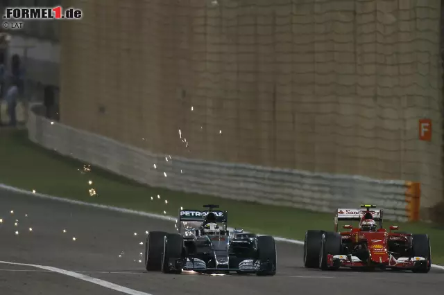 Heimlich, still und leise hat Kimi Räikkönen die Führung im Grand Prix übernommen, auch, weil er als einziger den Mut hat, schon im Mittelstint die härteren Reifen aufzuziehen. Eine Strategie, die sich noch lohnen sollte - auch wenn er seine zwischenzeitliche Führung in der 40. Runde an Hamilton abgeben muss. Foto zur News: Heimlich, still und leise hat Kimi Räikkönen die Führung im Grand Prix übernommen, auch, weil er als einziger den Mut hat, schon im Mittelstint die härteren Reifen aufzuziehen. Eine Strategie, die sich noch lohnen sollte - auch wenn er seine zwischenzeitliche Führung in der 40. Runde an Hamilton abgeben muss.