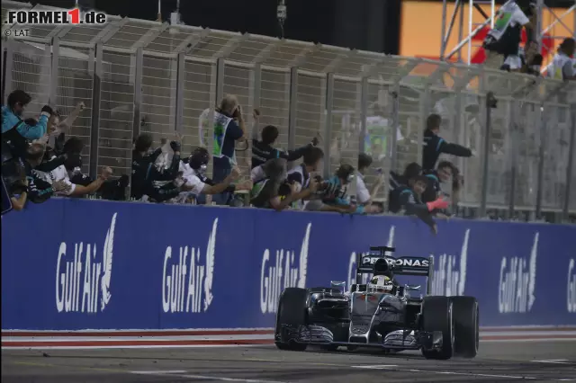 Hamilton gewinnt am Ende 3,4 Sekunden vor dem von hinten heranstürmenden Räikkönen - und die Experten fragen sich: Was wäre gewesen, wenn Ferrari den "Iceman" zwei oder drei Runden früher die superschnellen Option-Reifen gegeben hätte? Foto zur News: Hamilton gewinnt am Ende 3,4 Sekunden vor dem von hinten heranstürmenden Räikkönen - und die Experten fragen sich: Was wäre gewesen, wenn Ferrari den "Iceman" zwei oder drei Runden früher die superschnellen Option-Reifen gegeben hätte?