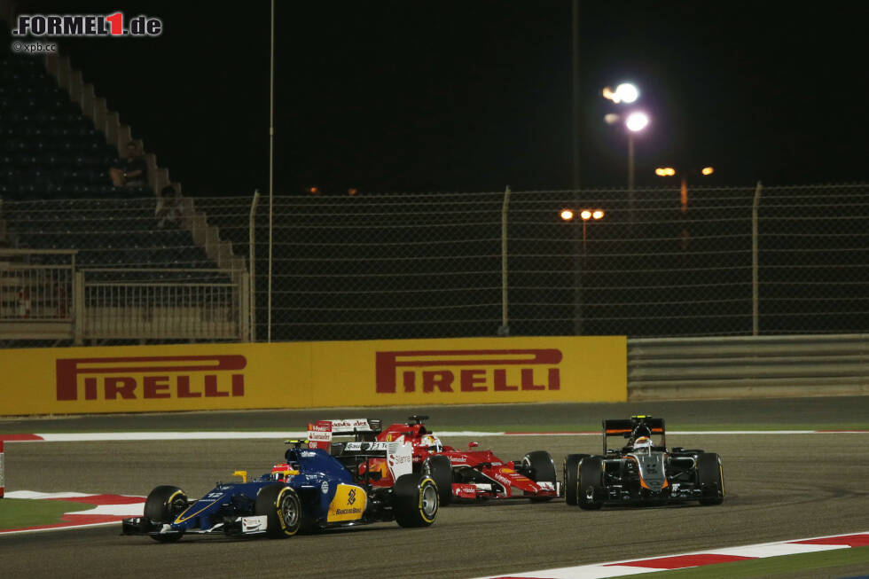 Foto zur News: ... und das schon im Freitagstraining: Sebastian Vettel kollidiert beim Rausfahren aus der Box mit Sergio Perez, tobt im ersten Moment über den &quot;fucking&quot; Force-India-Fahrer. TV-Replays decken auf: Ferrari hat ihn mit losem Vorderrad aus der Box geschickt. Eigentlich eine klare Grid-Strafe. Aber die FIA-Rennkommissare lassen das &quot;unsafe release&quot; ungeahndet.