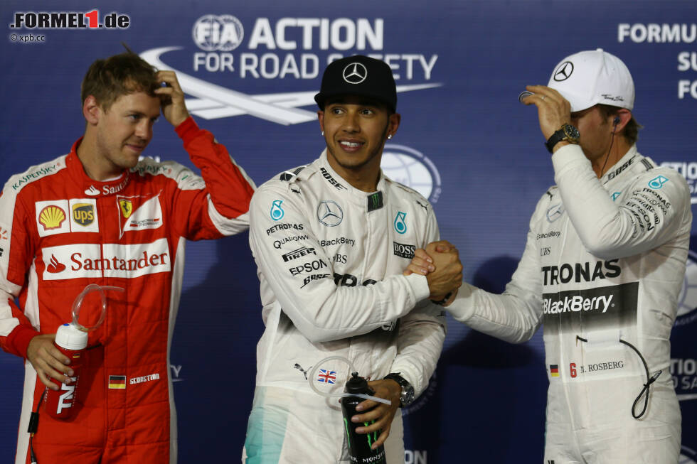 Foto zur News: Viertes Qualifying, vierte Pole für Hamilton. Vettel, mit dem Ferrari schnellster Longrun-Fahrer am Freitag, splittet die Silberpfeile und sichert sich eine vielversprechende Ausgangsposition. Und Nico Rosberg konzentriert sich zu sehr darauf, Reifen für das Rennen zu schonen - und kassiert, in Q3 ohne jeden Rhythmus, die nächste demoralisierende Schlappe gegen seinen Teamkollegen.