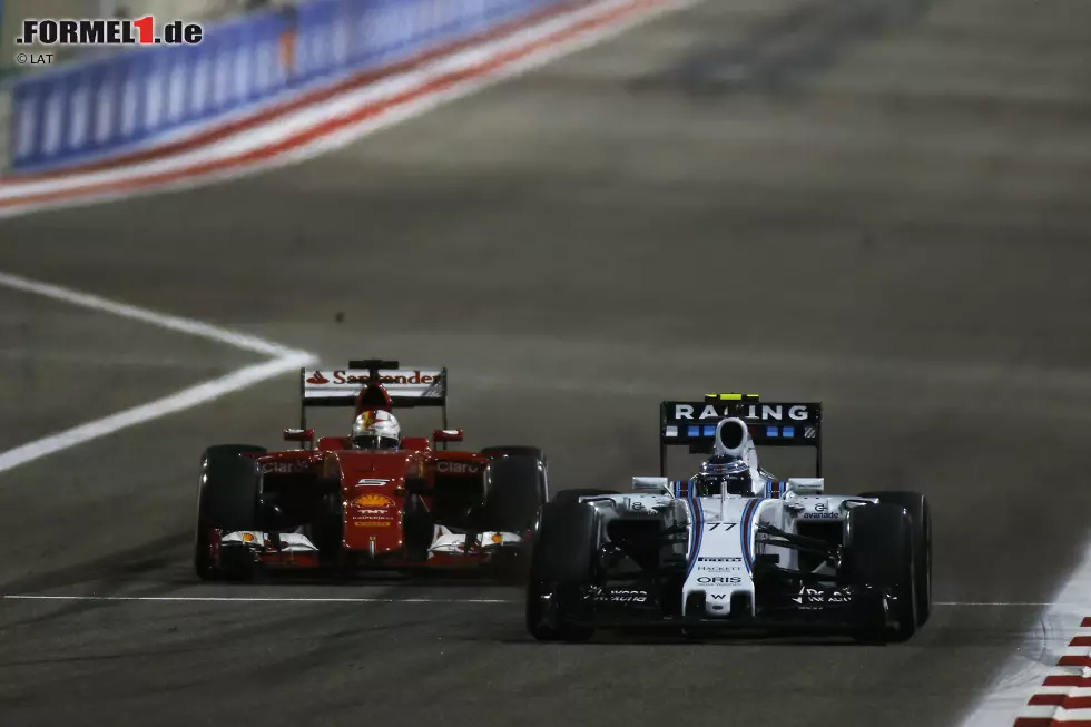 Teamkollege Vettel schließt indes weiter hinten relativ mühelos auf den viertplatzierten Williams von Valtteri Bottas auf. Aber trotz DRS ist an dessen Mercedes-Power kein Vorbeikommen. Einmal hat Vettel Glück, als er vor der ersten Kurve zu spät bremst und Bottas fast ins Heck rauscht. Foto zur News: Teamkollege Vettel schließt indes weiter hinten relativ mühelos auf den viertplatzierten Williams von Valtteri Bottas auf. Aber trotz DRS ist an dessen Mercedes-Power kein Vorbeikommen. Einmal hat Vettel Glück, als er vor der ersten Kurve zu spät bremst und Bottas fast ins Heck rauscht.