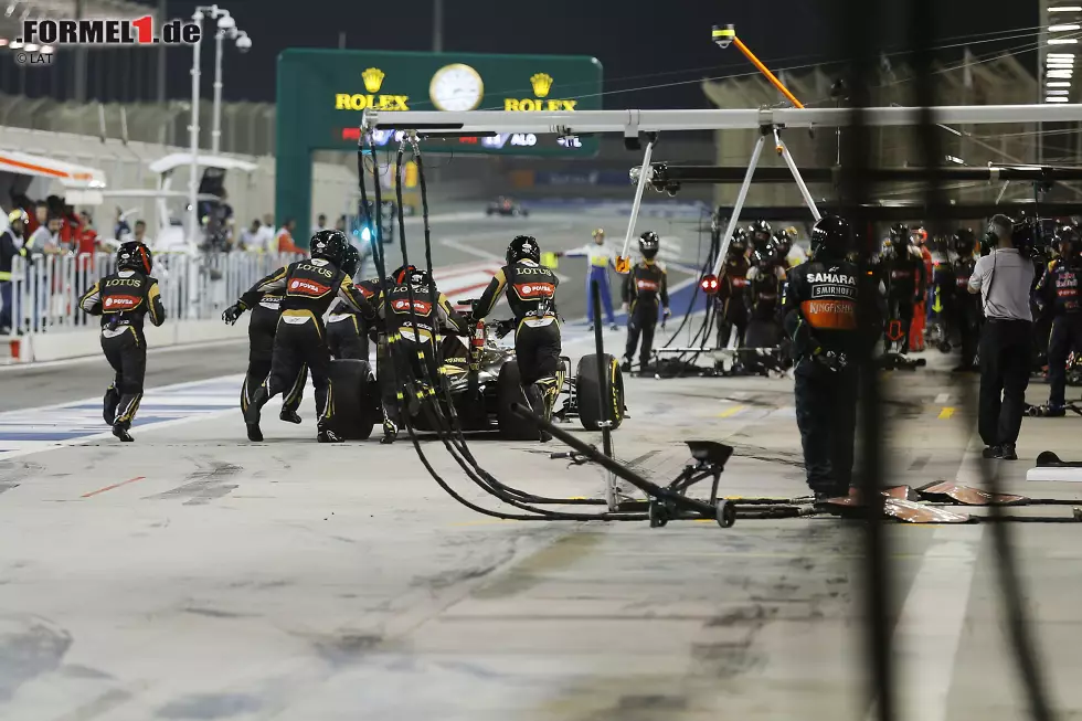 ... und beim letzten Boxenstopp aktiviert er auch noch irrtümlich die Motorenabschaltung. Die Crew muss neu starten, der Venezolaner kommt am Ende als 15. ins Ziel. Teamkollege Romain Grosjean fährt als Siebter in die Punkteränge. Foto zur News: ... und beim letzten Boxenstopp aktiviert er auch noch irrtümlich die Motorenabschaltung. Die Crew muss neu starten, der Venezolaner kommt am Ende als 15. ins Ziel. Teamkollege Romain Grosjean fährt als Siebter in die Punkteränge.