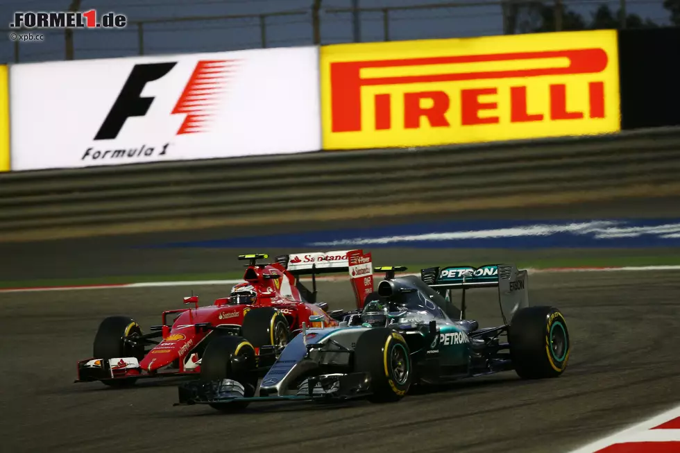 Die sensationelle Aufholjagd des Kimi Räikkönen (dank um sechs Runden frischerer, weicher Reifen): Nach dem Boxenstopp in Runde 40 noch 26 Sekunden hinter dem Rosberg-Mercedes, geht er in der vorletzten Runde an eben diesem vorbei - aber nicht wie zunächst vermutet wegen eines Fahrfehlers, sondern wegen eines Bremsdefekts am Silberpfeil. Foto zur News: Die sensationelle Aufholjagd des Kimi Räikkönen (dank um sechs Runden frischerer, weicher Reifen): Nach dem Boxenstopp in Runde 40 noch 26 Sekunden hinter dem Rosberg-Mercedes, geht er in der vorletzten Runde an eben diesem vorbei - aber nicht wie zunächst vermutet wegen eines Fahrfehlers, sondern wegen eines Bremsdefekts am Silberpfeil.