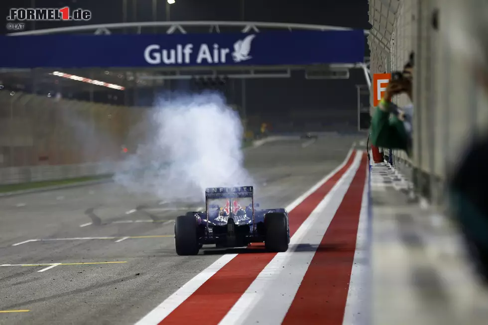 Besser könnte man einen Motorschaden gar nicht timen: Daniel Ricciardos Renault-Antrieb verraucht ein paar Meter vor der Zielflagge. Das ändert nichts an seinem sechsten Platz, bedeutet aber, dass Red Bull schon beim Europa-Auftakt in Barcelona den letzten straffrei erlaubten Motor der Saison einbauen muss. Foto zur News: Besser könnte man einen Motorschaden gar nicht timen: Daniel Ricciardos Renault-Antrieb verraucht ein paar Meter vor der Zielflagge. Das ändert nichts an seinem sechsten Platz, bedeutet aber, dass Red Bull schon beim Europa-Auftakt in Barcelona den letzten straffrei erlaubten Motor der Saison einbauen muss.