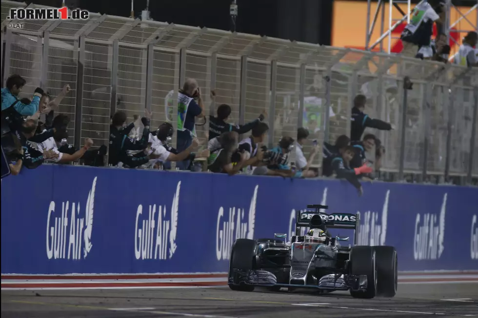 Hamilton gewinnt am Ende 3,4 Sekunden vor dem von hinten heranstürmenden Räikkönen - und die Experten fragen sich: Was wäre gewesen, wenn Ferrari den "Iceman" zwei oder drei Runden früher die superschnellen Option-Reifen gegeben hätte? Foto zur News: Hamilton gewinnt am Ende 3,4 Sekunden vor dem von hinten heranstürmenden Räikkönen - und die Experten fragen sich: Was wäre gewesen, wenn Ferrari den "Iceman" zwei oder drei Runden früher die superschnellen Option-Reifen gegeben hätte?