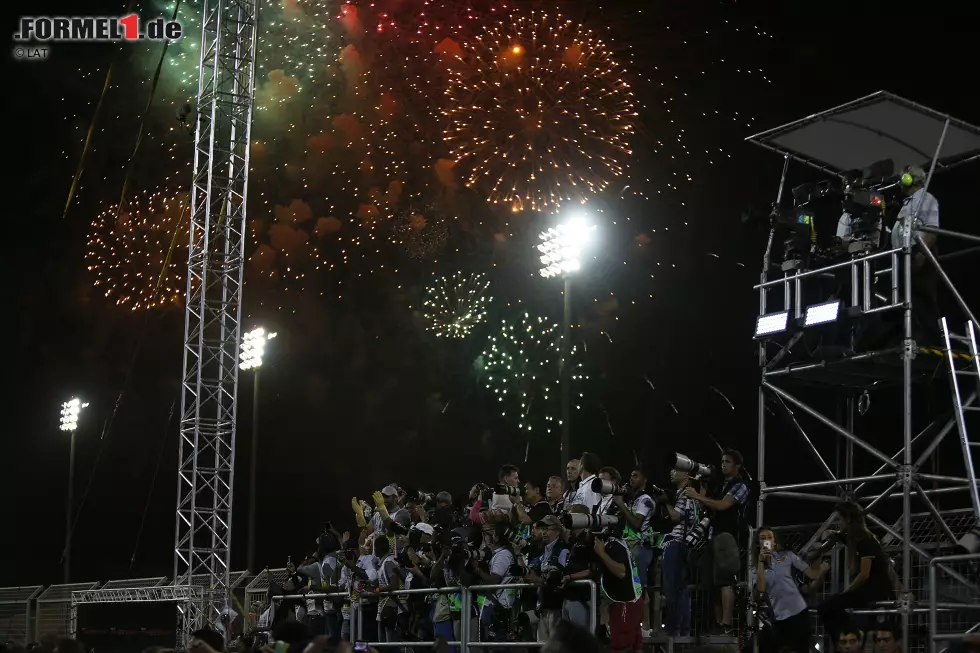 Der Nacht-Grand-Prix von Bahrain endet (friedlich) mit einem pompösen Feuerwerk - und mit positiver Bilanz: 32.000 Zuschauer am Renntag, 90.000 am gesamten Wochenende. Foto zur News: Der Nacht-Grand-Prix von Bahrain endet (friedlich) mit einem pompösen Feuerwerk - und mit positiver Bilanz: 32.000 Zuschauer am Renntag, 90.000 am gesamten Wochenende.