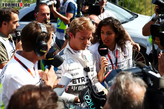 Foto zur News: Für Rosberg beginnt das Wochenende gemischt: Trainingsbestzeit am Freitag, aber auch Reifenschaden bei 306 km/h. "Wenn Vivian das zu Hause gesehen hat, haben bestimmt die Wehen eingesetzt", grinst der werdende Vater. Pirellis Erklärung bleibt dürftig: Der Reifen soll an einem herumliegenden Objekt aufgeschnitten worden sein, auf der Strecke wird aber nichts gefunden.