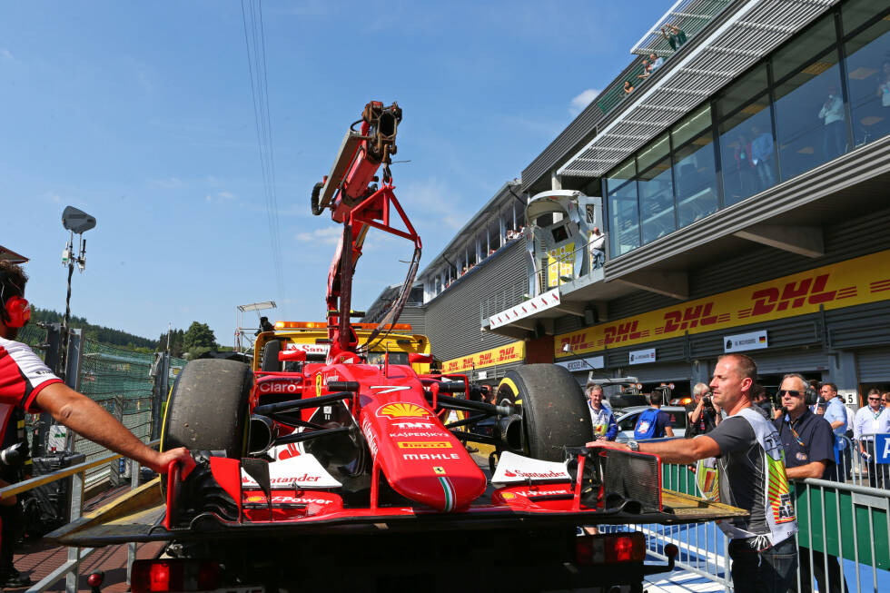 Foto zur News: Nach starken Trainingsleistungen Pech für Ferrari: Bei Kimi Räikkönen streikt die Antriebseinheit, Sebastian Vettel landet am hinteren Ende des dicht beisammen liegenden Mercedes-Verfolgerfeldes. So bleiben am Ende nur die Startpositionen 16 und acht.