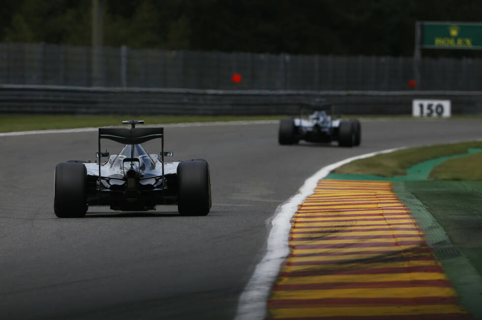 Foto zur News: Während Ricciardos Red Bull geborgen wird, kommt das virtuelle Safety-Car zum Einsatz. Dabei verkürzt Rosberg, der zuvor Bottas überholt und zwei Positionen über die Strategie gewonnen hatte, den Rückstand auf Hamilton von 3,5 auf 1,9 Sekunden. Hamilton wundert sich: &quot;Wie kann das sein?&quot; Aber Mercedes beruhigt: &quot;Alles in Ordnung.&quot;