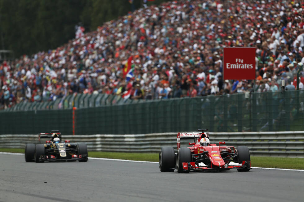 Foto zur News: Das Duell um Platz drei lautet Vettel vs. Grosjean: Vettels Reifen haben um sieben Runden mehr auf dem Buckel, sodass Grosjean in der 40. von 43 Runden erstmals im Windschatten des Ferrari auftaucht. Aber trotz DRS-Nachteil kann sich Vettel durch Eau Rouge zunächst gut verteidigen.