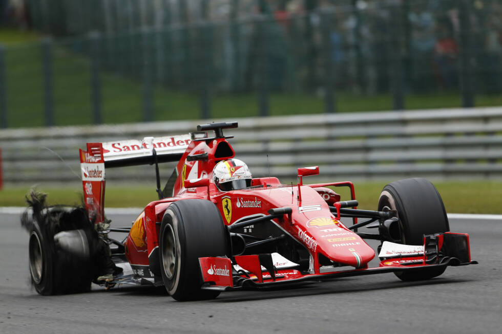 Foto zur News: In der vorletzten Runde dann der Schock: Vettels rechter Hinterreifen platzt bei mehr als 300 km/h! Bereits in der 29. Runde hatte er Ferrari gefragt: &quot;Vielleicht macht ein extra Stopp Sinn?&quot; Aber das Team blieb bei der Einstoppstrategie: &quot;Die Daten sehen gut aus, wir können bis zum Ende durchfahren.&quot; Falsch gedacht.