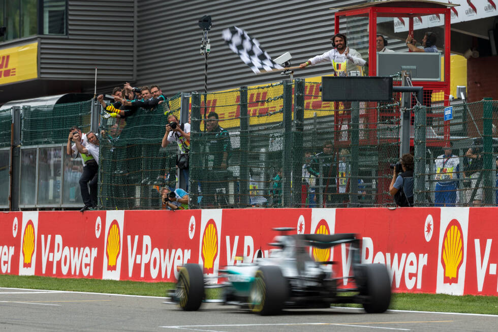 Foto zur News: Hamilton gewinnt den Grand Prix von Belgien 2,1 Sekunden vor Rosberg. Grosjean wird mit 35,9 Sekunden Rückstand Dritter. Und die wutentbrannte Vettel-Kritik an Pirelli ist das große Thema nach der Zieldurchfahrt.