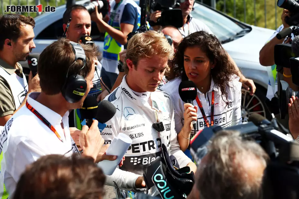 Foto zur News: Für Rosberg beginnt das Wochenende gemischt: Trainingsbestzeit am Freitag, aber auch Reifenschaden bei 306 km/h. &quot;Wenn Vivian das zu Hause gesehen hat, haben bestimmt die Wehen eingesetzt&quot;, grinst der werdende Vater. Pirellis Erklärung bleibt dürftig: Der Reifen soll an einem herumliegenden Objekt aufgeschnitten worden sein, auf der Strecke wird aber nichts gefunden.