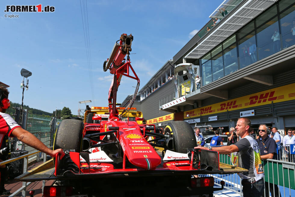 Foto zur News: Nach starken Trainingsleistungen Pech für Ferrari: Bei Kimi Räikkönen streikt die Antriebseinheit, Sebastian Vettel landet am hinteren Ende des dicht beisammen liegenden Mercedes-Verfolgerfeldes. So bleiben am Ende nur die Startpositionen 16 und acht.