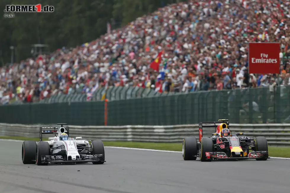 Der Star des Schlussphase heißt Daniil Kwjat: Mit relativ frischen und weichen Reifen schnappt er sich zuerst Räikkönen, dann Massa und Perez. "So viel Adrenalin habe ich schon lang nicht mehr gespürt", jubelt er über den vierten Platz. Den er auch dank eines Dramas in der Schlussphase erbt... Foto zur News: Der Star des Schlussphase heißt Daniil Kwjat: Mit relativ frischen und weichen Reifen schnappt er sich zuerst Räikkönen, dann Massa und Perez. "So viel Adrenalin habe ich schon lang nicht mehr gespürt", jubelt er über den vierten Platz. Den er auch dank eines Dramas in der Schlussphase erbt...