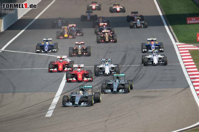 Foto zur News: Start in den Grand Prix von China: Hamilton kommt am besten weg, Rosberg folgt vor Sebastian Vettel (Ferrari). Daniel Ricciardo (Red Bull) fällt auf Platz 17 zurück. Valtteri Bottas im Williams kommt hingegen gut weg, ...