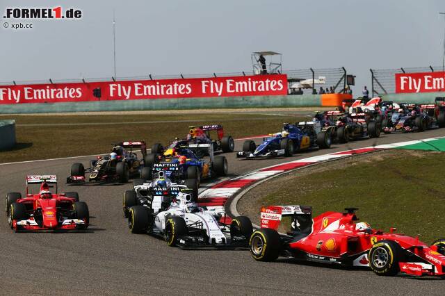 Foto zur News: ... aber am meisten Applaus verdient Kimi Räikkönens Manöver in der Schneckenkurve: an beiden Williams vorbei, damit Vierter hinter Teamkollege Vettel.