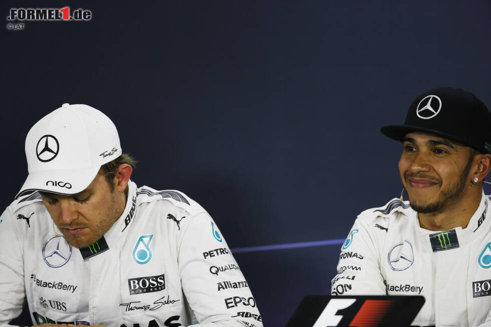 Foto zur News: 0,042 Sekunden fehlen in Schanghai auf die Pole: &quot;Come on, guys&quot;, flucht Nico Rosberg - weil er eine falsche Zeit von Lewis Hamilton im Kopf hat und sich für ein paar Augenblicke vorne wähnt. Am Ende reicht&#039;s wieder nicht. 0:3 im Qualifying-Duell 2015.