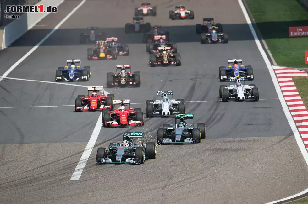 Foto zur News: Start in den Grand Prix von China: Hamilton kommt am besten weg, Rosberg folgt vor Sebastian Vettel (Ferrari). Daniel Ricciardo (Red Bull) fällt auf Platz 17 zurück. Valtteri Bottas im Williams kommt hingegen gut weg, ...