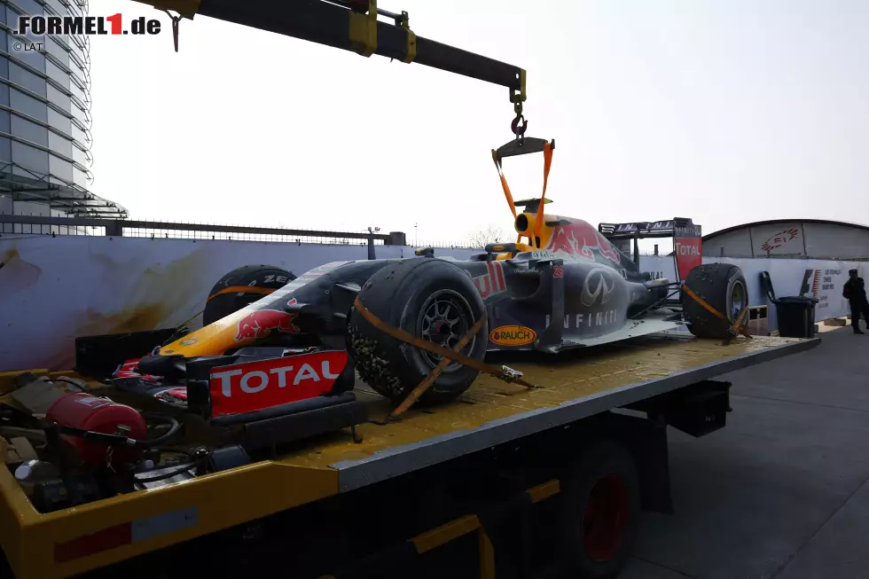 Bremsprobleme im Training, Motorschaden im Rennen: Kwjat verabschiedet sich in der 16. Runde an neunter Stelle liegend aus dem Grand Prix von China. Weiteres Salz in der Wunde zwischen Red Bull und Renault. Foto zur News: Bremsprobleme im Training, Motorschaden im Rennen: Kwjat verabschiedet sich in der 16. Runde an neunter Stelle liegend aus dem Grand Prix von China. Weiteres Salz in der Wunde zwischen Red Bull und Renault.