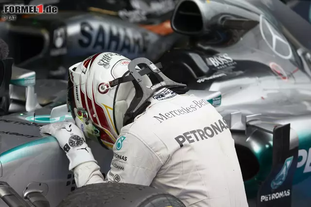 Foto zur News: Fast geschafft: Lewis Hamilton (Mercedes) gewinnt nach 2014 auch den zweiten Grand Prix von Russland und ist damit praktisch Formel-1-Weltmeister 2015. Wenn er in Austin neun Punkte mehr holt als Sebastian Vettel (Ferrari) und zwei als Nico Rosberg (Mercedes), ist ihm der dritte Titel nicht mehr zu nehmen.