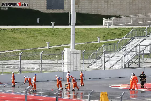 Foto zur News: Die Olympiastadt Sotschi lässt erst malkaum Training zu: Ein Dieselfilm am Morgen, verursacht von einem defekten Reinigungs-LKW, und starker Regen am Nachmittag vereiteln eine programmgemäße Vorbereitung auf das Rennen, ...